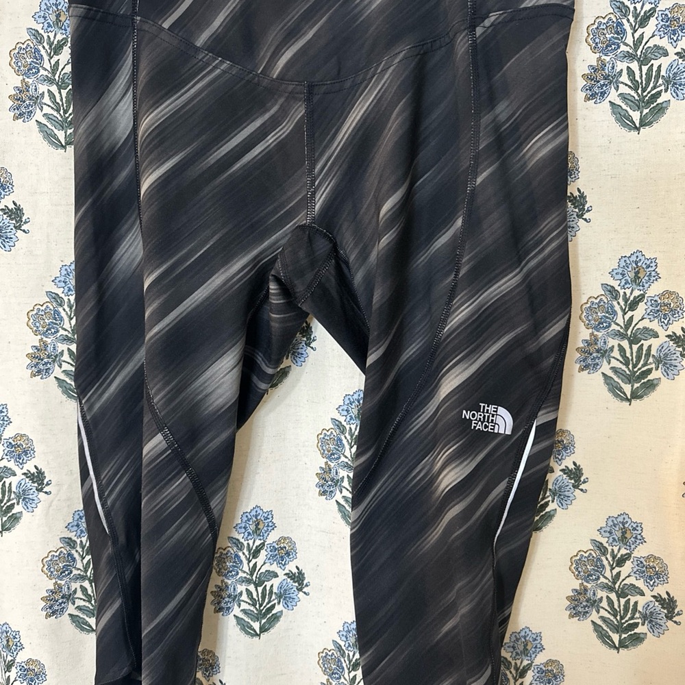 Women’s M Medium North Face Capri Legging With Reflective Logo And Side Stripes